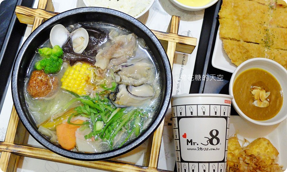一中美食Mr.38咖哩專賣店新推出海味昆布鍋，超大牡蠣在裡面。