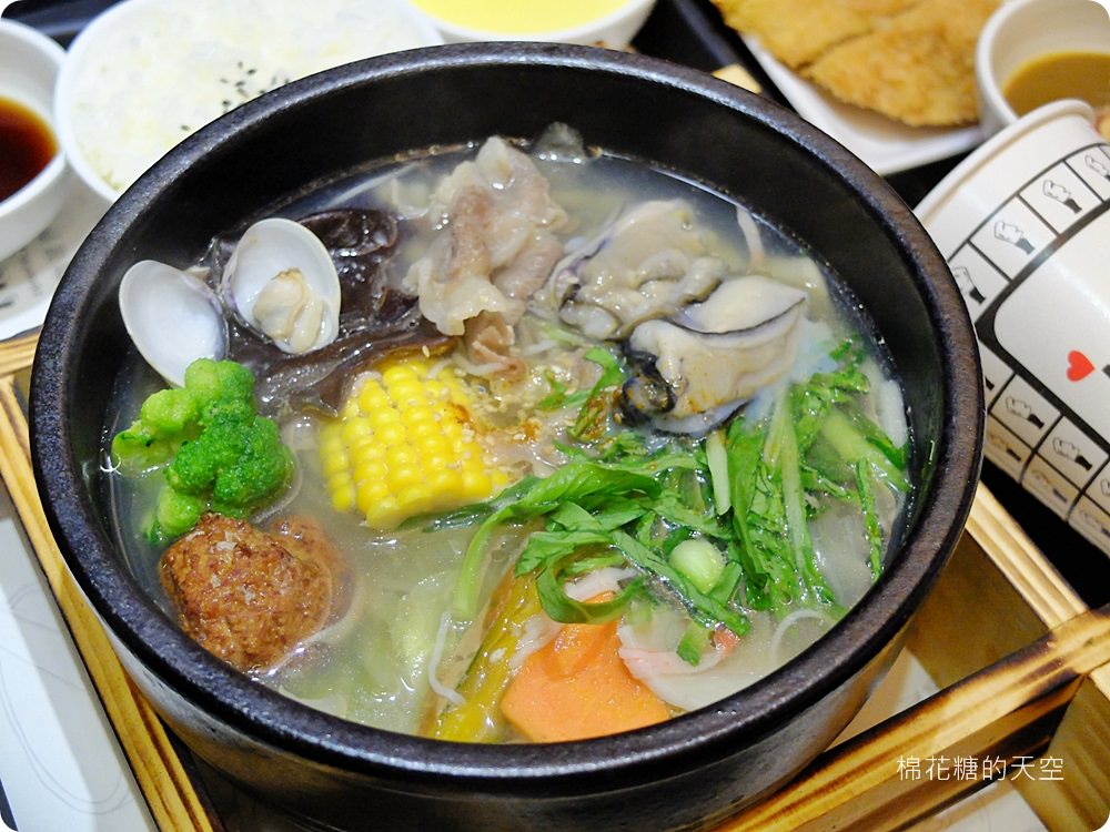 一中美食Mr.38咖哩專賣店新推出海味昆布鍋，超大牡蠣在裡面。