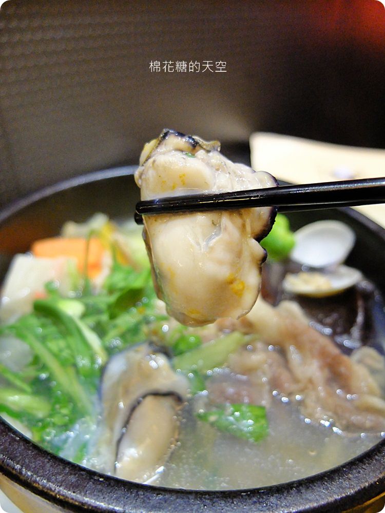 一中美食Mr.38咖哩專賣店新推出海味昆布鍋，超大牡蠣在裡面。