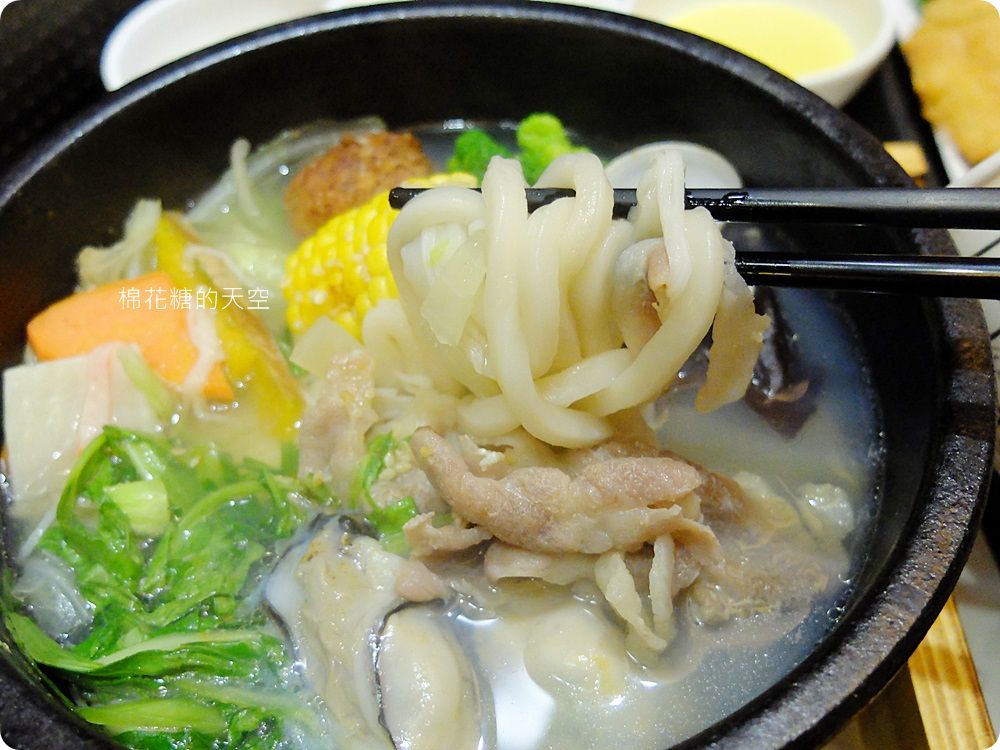 一中美食Mr.38咖哩專賣店新推出海味昆布鍋，超大牡蠣在裡面。