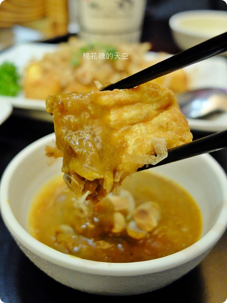 一中美食Mr.38咖哩專賣店新推出海味昆布鍋，超大牡蠣在裡面。