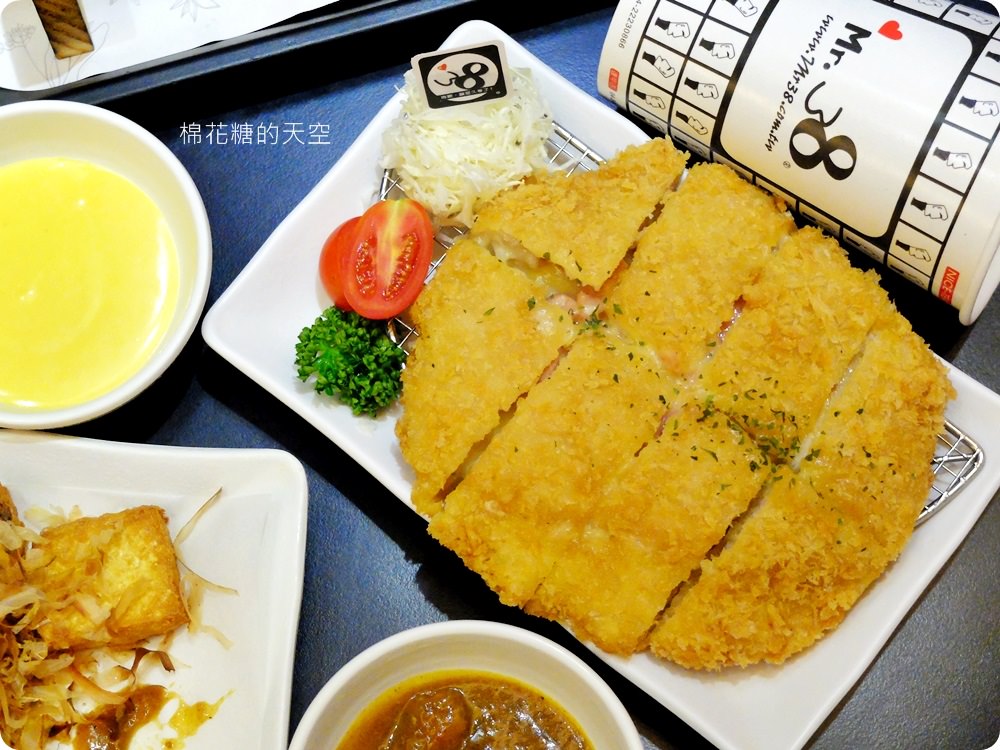一中美食Mr.38咖哩專賣店新推出海味昆布鍋，超大牡蠣在裡面。