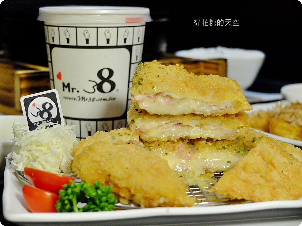 一中美食Mr.38咖哩專賣店新推出海味昆布鍋，超大牡蠣在裡面。