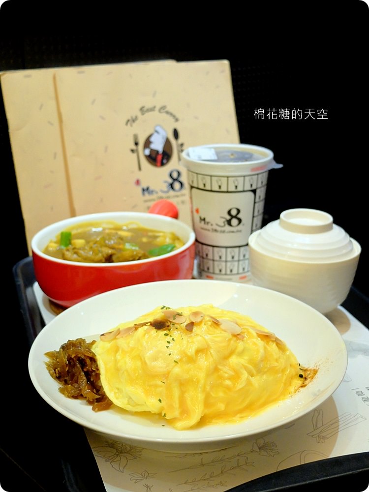 一中美食Mr.38咖哩專賣店新推出海味昆布鍋，超大牡蠣在裡面。