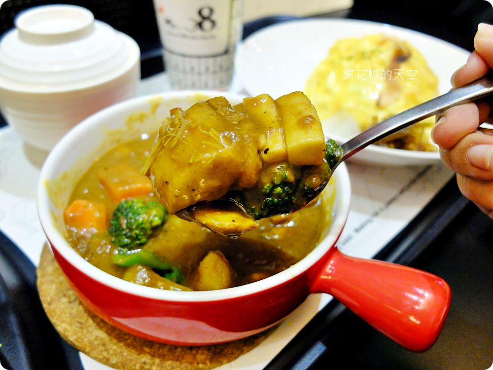 一中美食Mr.38咖哩專賣店新推出海味昆布鍋，超大牡蠣在裡面。