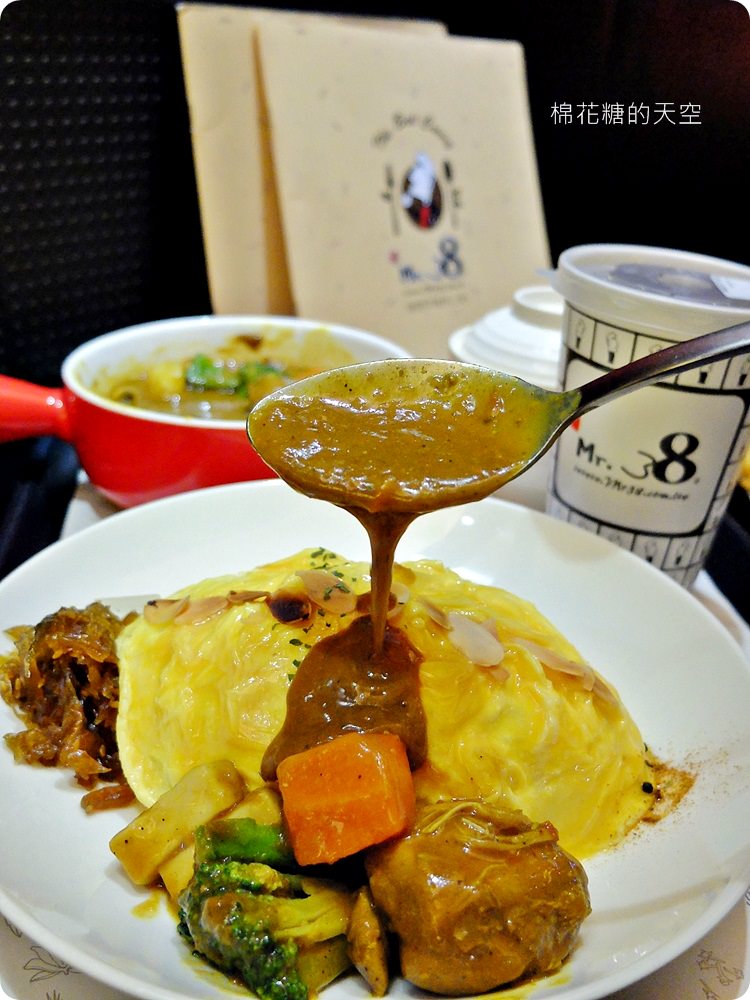 一中美食Mr.38咖哩專賣店新推出海味昆布鍋，超大牡蠣在裡面。