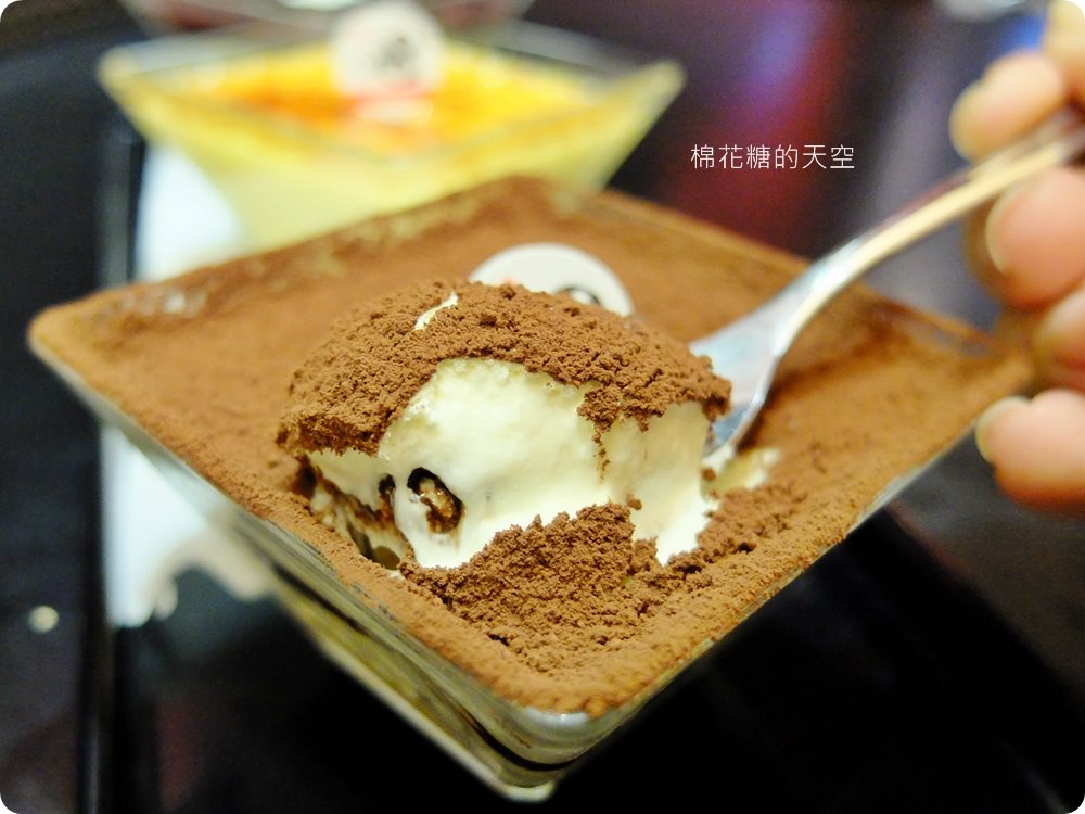 一中美食Mr.38咖哩專賣店新推出海味昆布鍋，超大牡蠣在裡面。