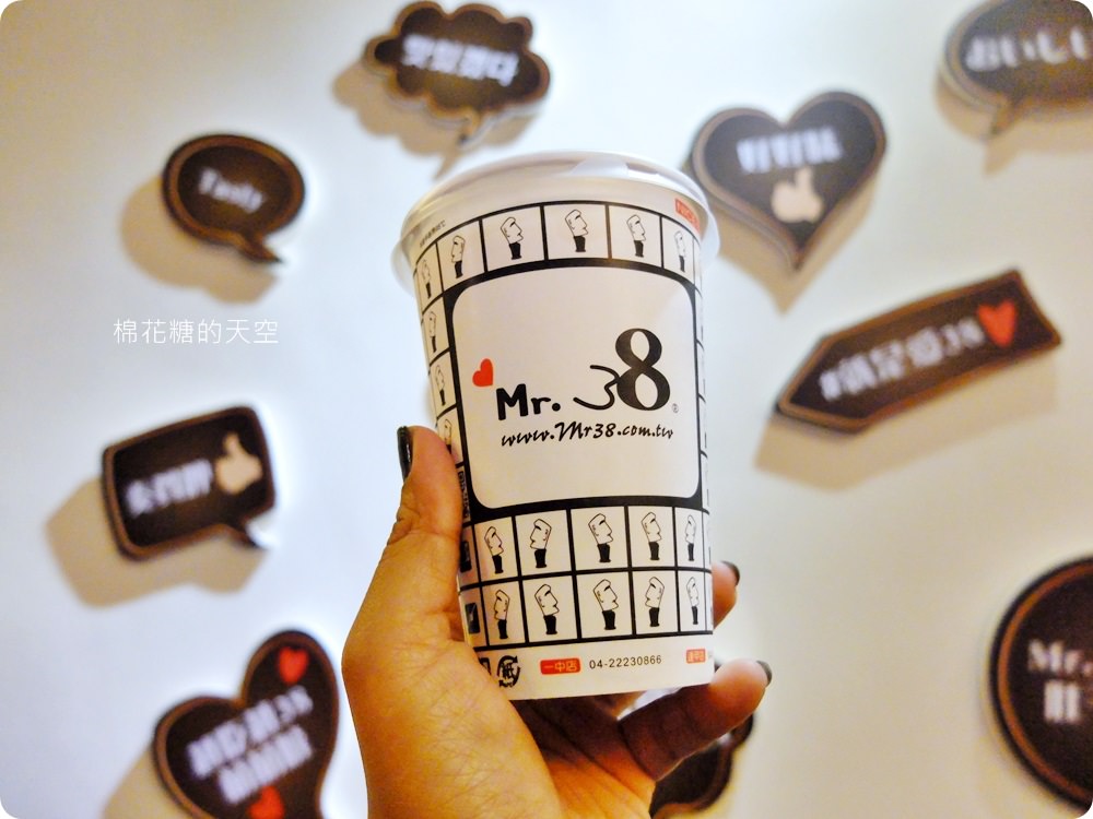 一中美食Mr.38咖哩專賣店新推出海味昆布鍋，超大牡蠣在裡面。