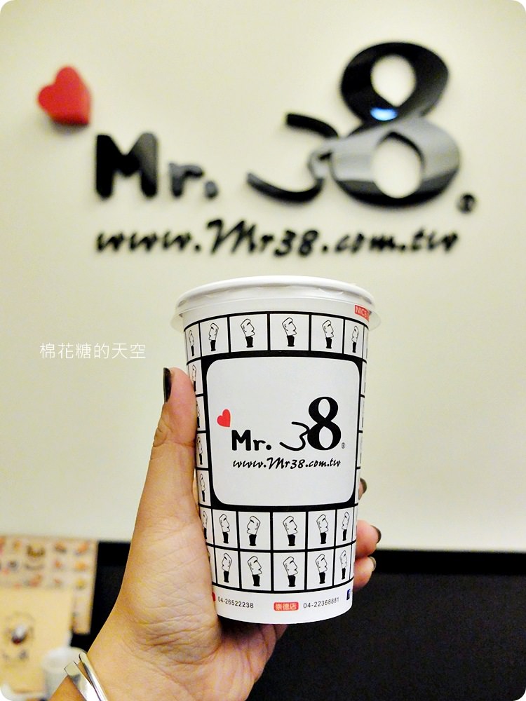 一中美食Mr.38咖哩專賣店新推出海味昆布鍋，超大牡蠣在裡面。