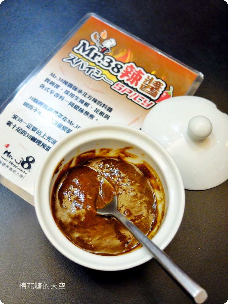 一中美食Mr.38咖哩專賣店新推出海味昆布鍋，超大牡蠣在裡面。