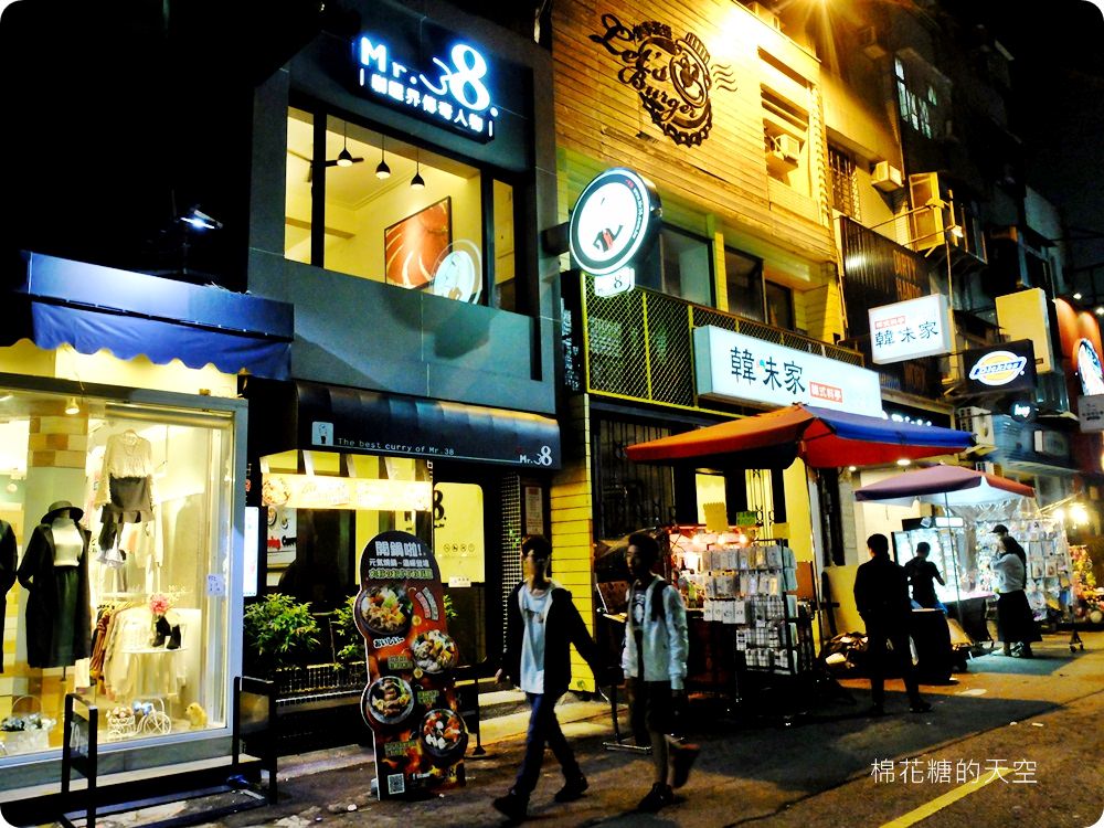 一中美食Mr.38咖哩專賣店新推出海味昆布鍋，超大牡蠣在裡面。