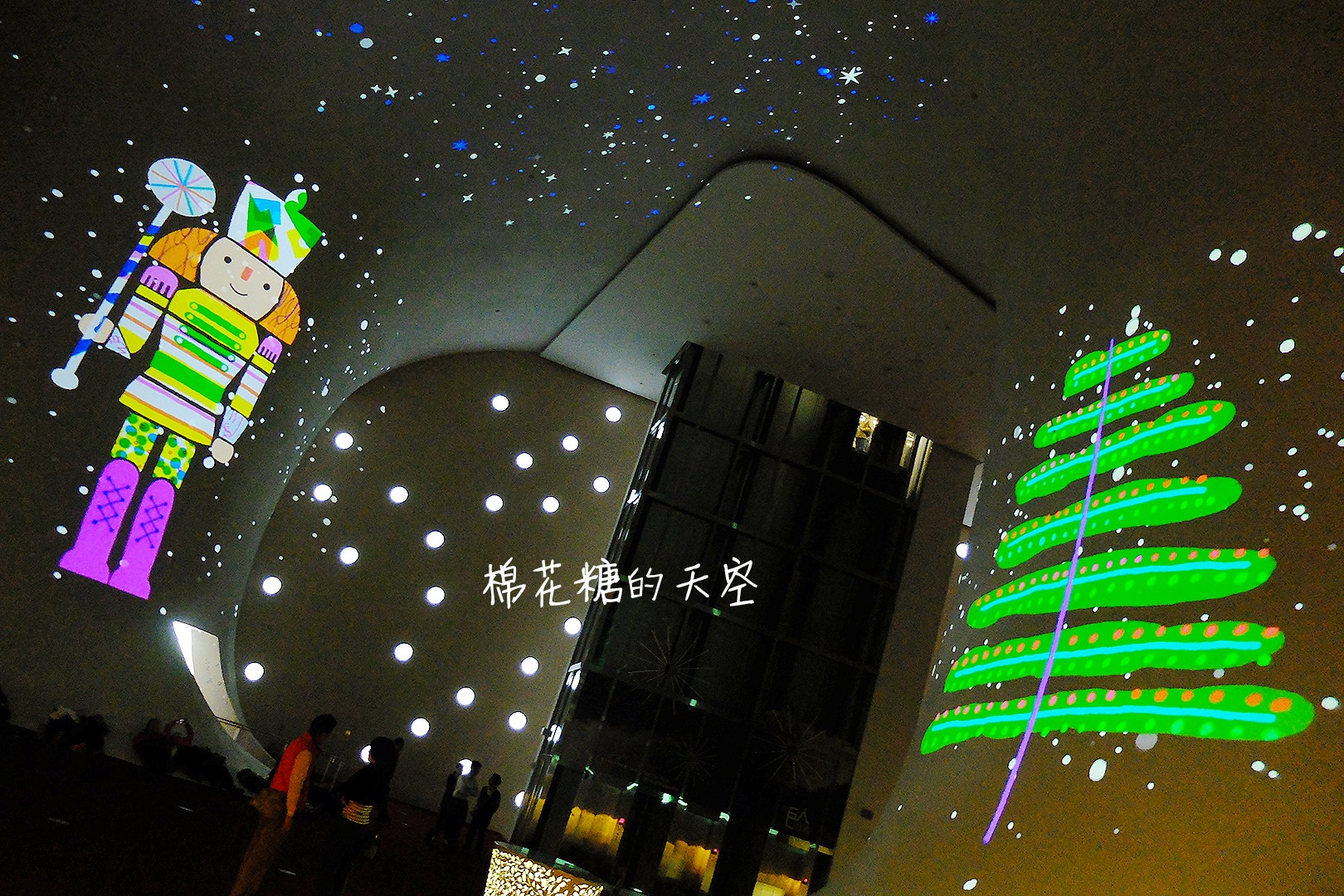 臺中國家歌劇院繽紛聖誕夢，魔幻隧道添童趣胡桃鉗娃娃換裝秀，文末有完整影片