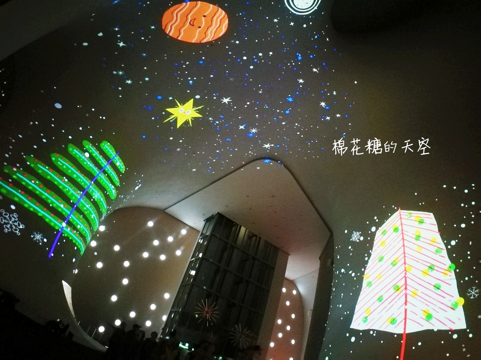 臺中國家歌劇院繽紛聖誕夢，魔幻隧道添童趣胡桃鉗娃娃換裝秀，文末有完整影片