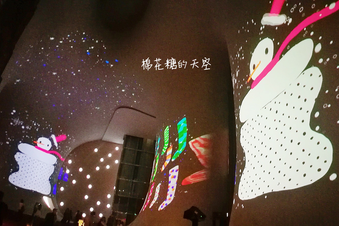 臺中國家歌劇院繽紛聖誕夢，魔幻隧道添童趣胡桃鉗娃娃換裝秀，文末有完整影片