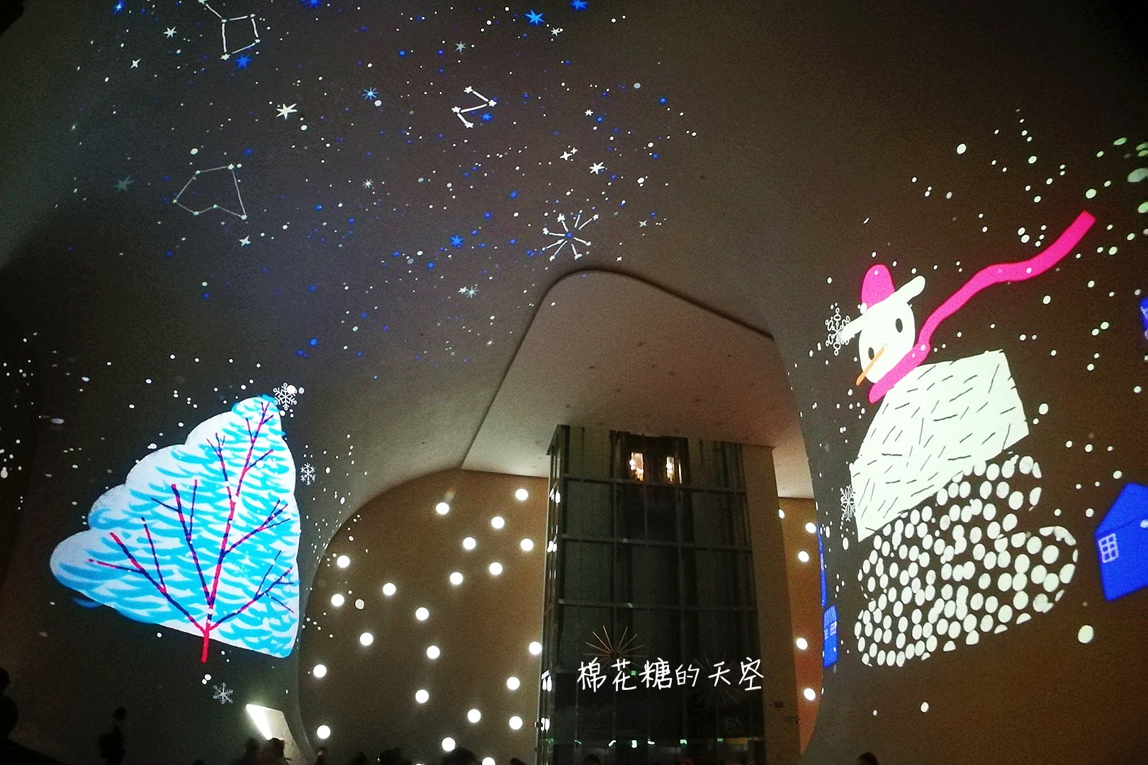 臺中國家歌劇院繽紛聖誕夢，魔幻隧道添童趣胡桃鉗娃娃換裝秀，文末有完整影片