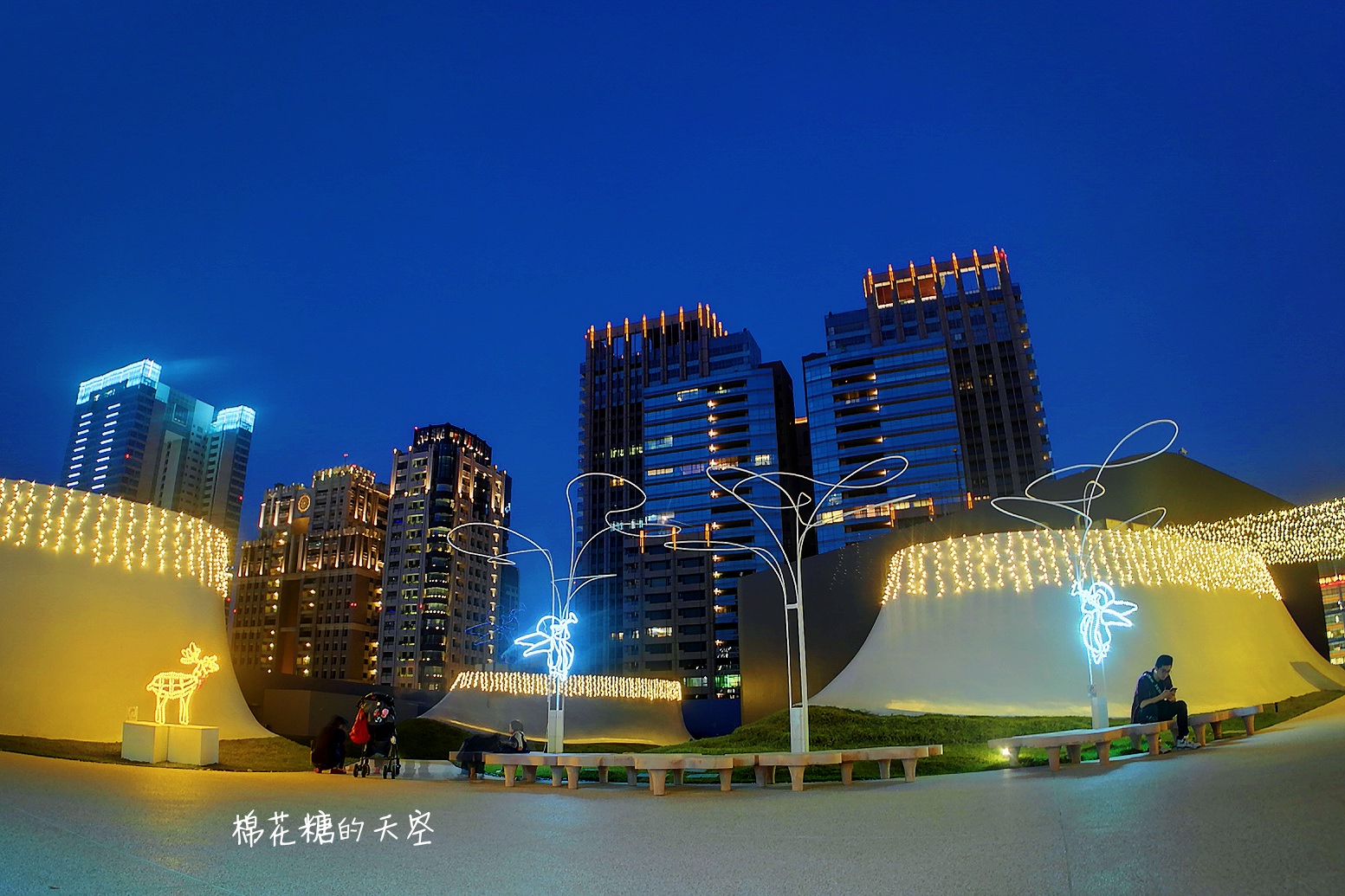 七期浪漫空中花園亮燈囉！高空豪宅當背景～歌劇院空中花園來張最高價自拍！