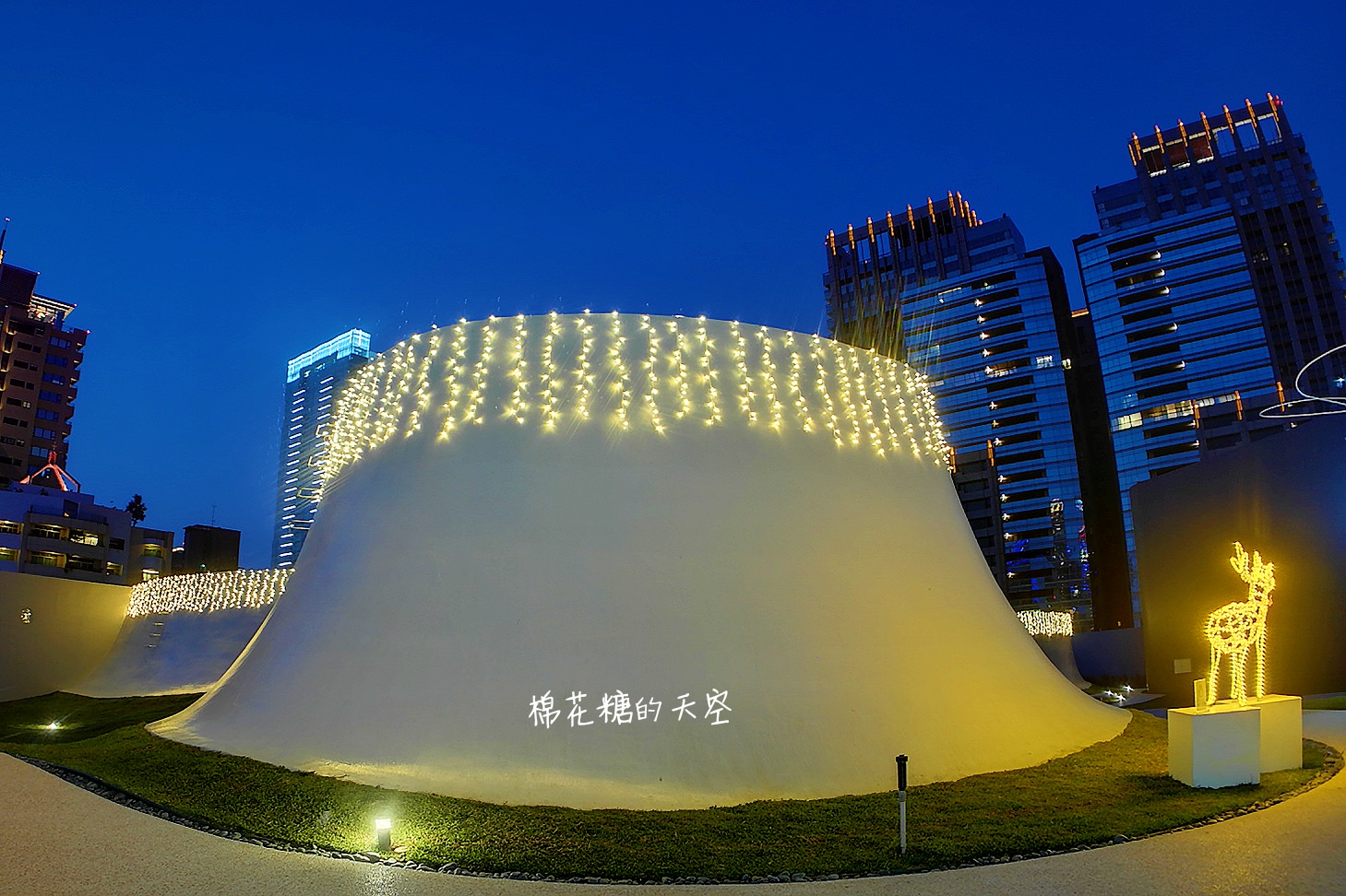 七期浪漫空中花園亮燈囉！高空豪宅當背景～歌劇院空中花園來張最高價自拍！