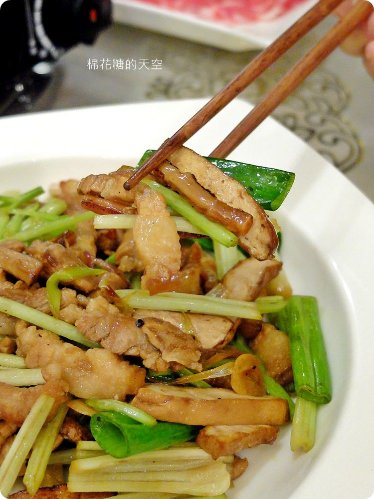 日月潭週邊民宿竟然有國際大廚辦桌！日月桐舞夢幻紫色民宿還有小朋友球池可以玩耍喔！