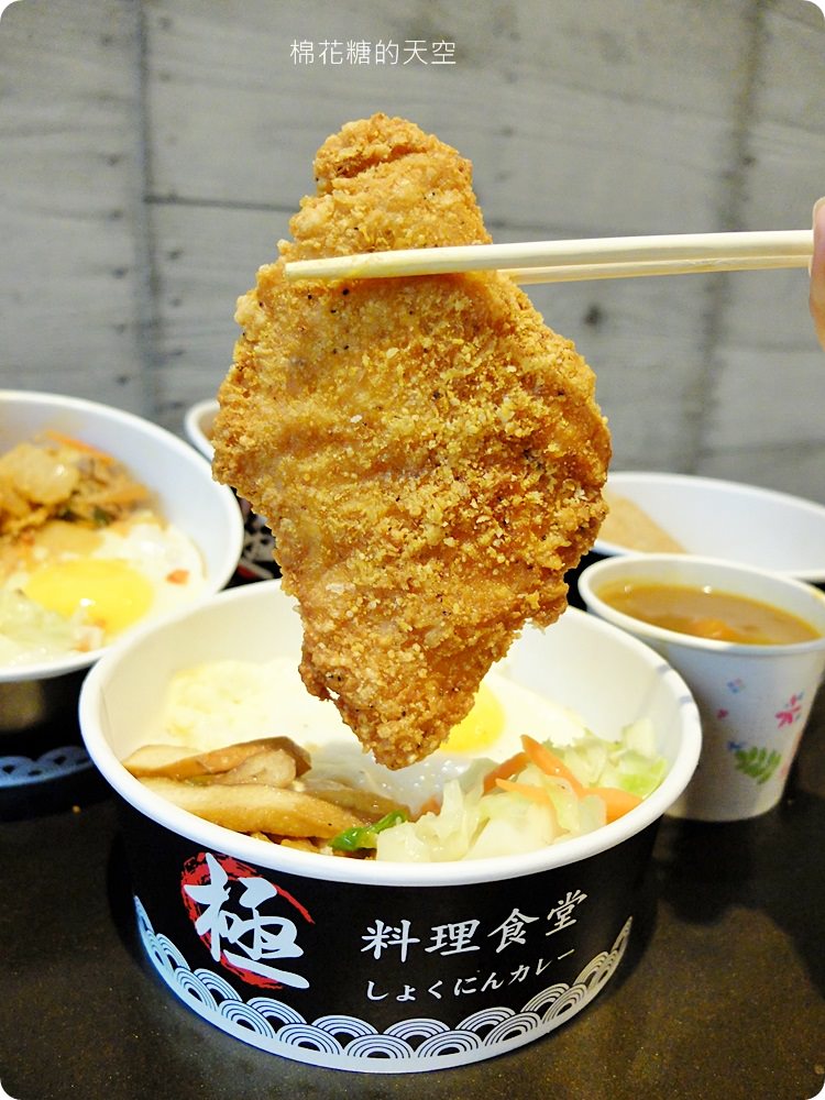 咖哩飯加豬排再加日式雞排只要一百元，白飯還加到飽！快來一中「極」職人咖哩報到