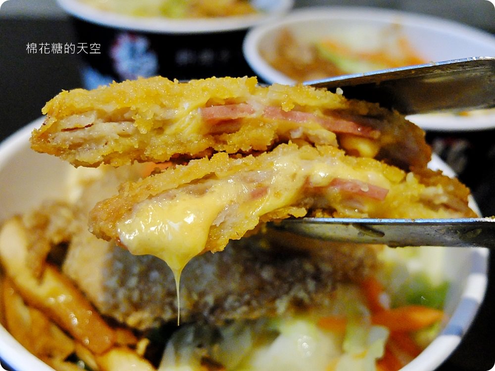 咖哩飯加豬排再加日式雞排只要一百元，白飯還加到飽！快來一中「極」職人咖哩報到