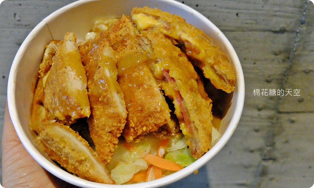 咖哩飯加豬排再加日式雞排只要一百元，白飯還加到飽！快來一中「極」職人咖哩報到