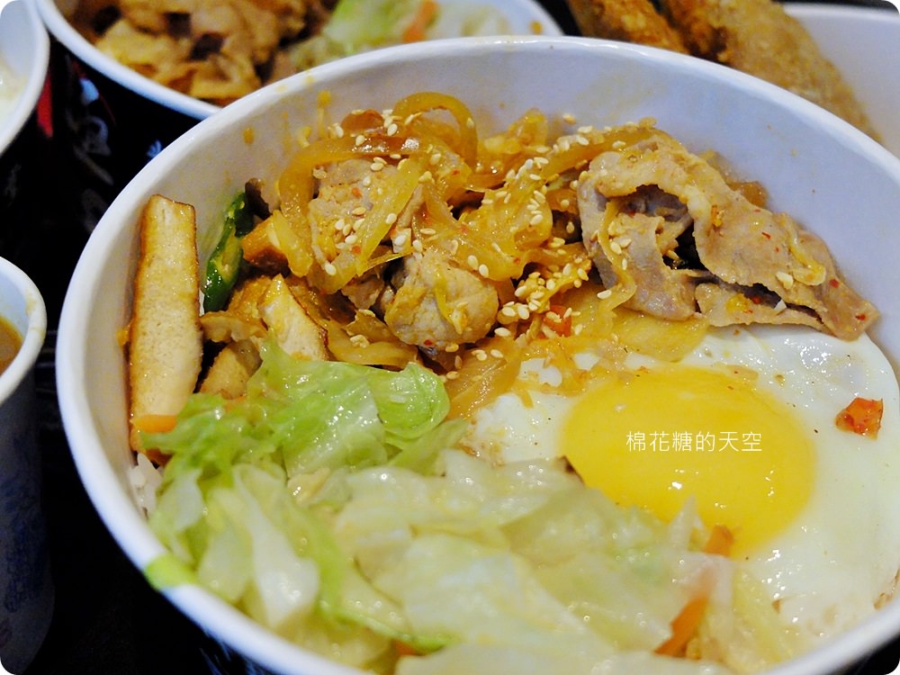 咖哩飯加豬排再加日式雞排只要一百元，白飯還加到飽！快來一中「極」職人咖哩報到