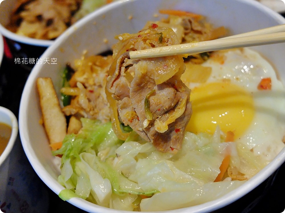 咖哩飯加豬排再加日式雞排只要一百元，白飯還加到飽！快來一中「極」職人咖哩報到