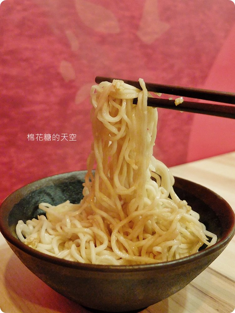 台中麻辣鍋推薦|那個鍋泡椒酸辣等你來挑戰！那個麵還能吃到飽