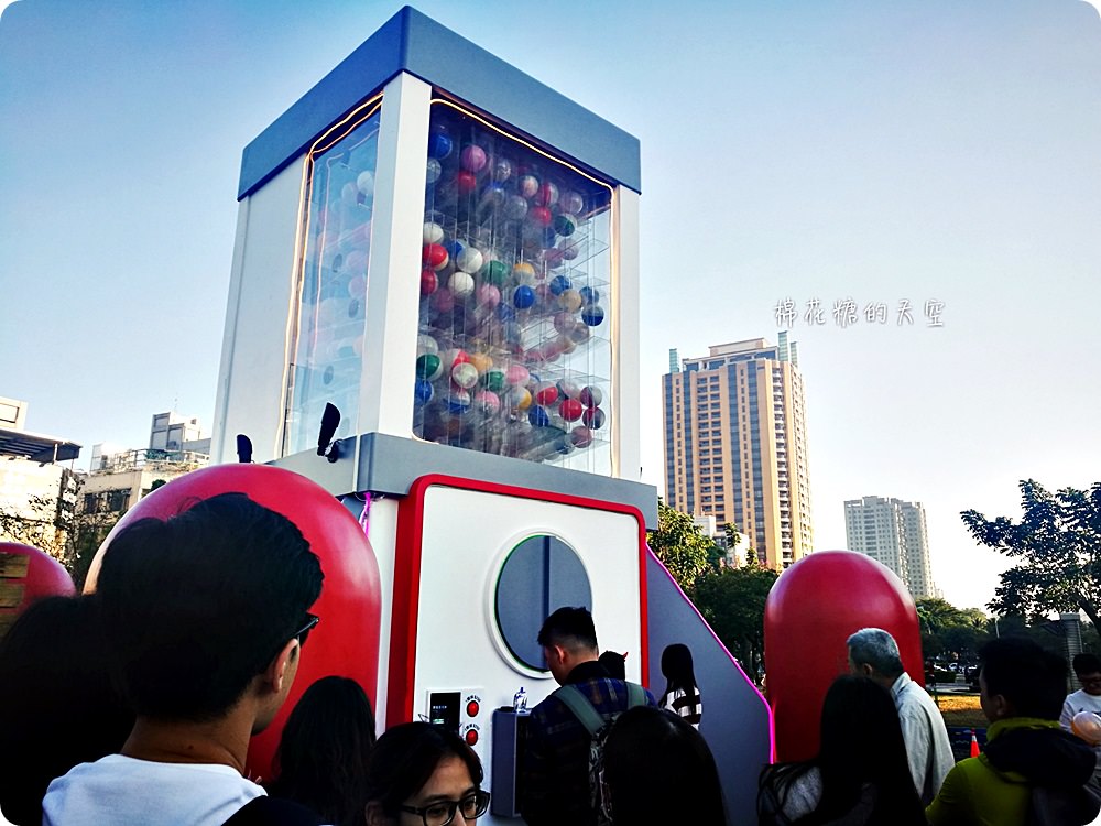 台中也有超大扭蛋機啦！超過兩個人的高度，連蛋都超大顆！