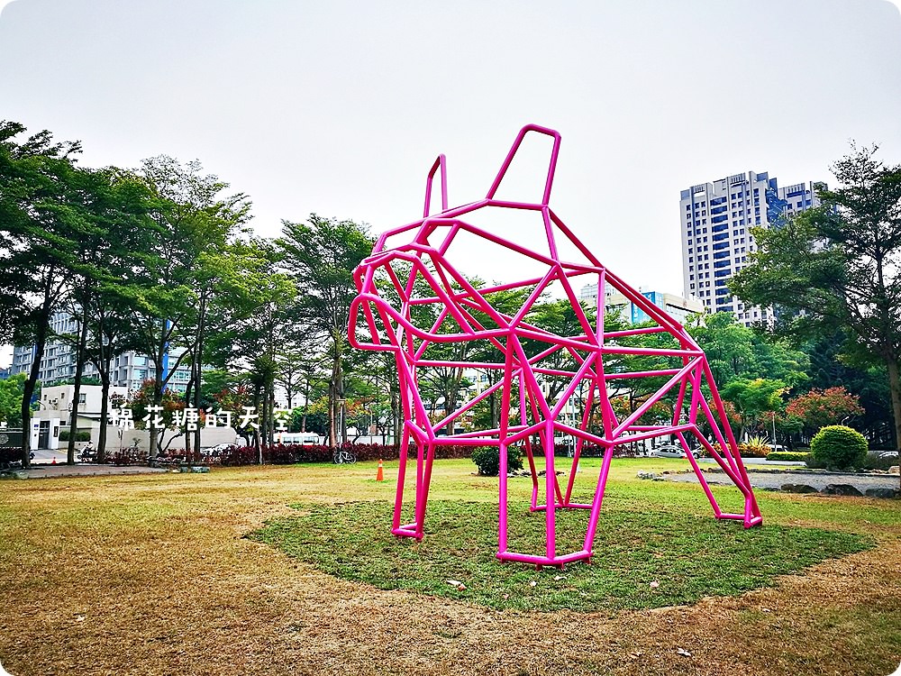 超可愛粉紅色法鬥現身綠園道,IG打卡又要又要瘋狂啦! 超可愛粉紅色法鬥現身綠園道,IG打卡又要又要瘋狂啦!