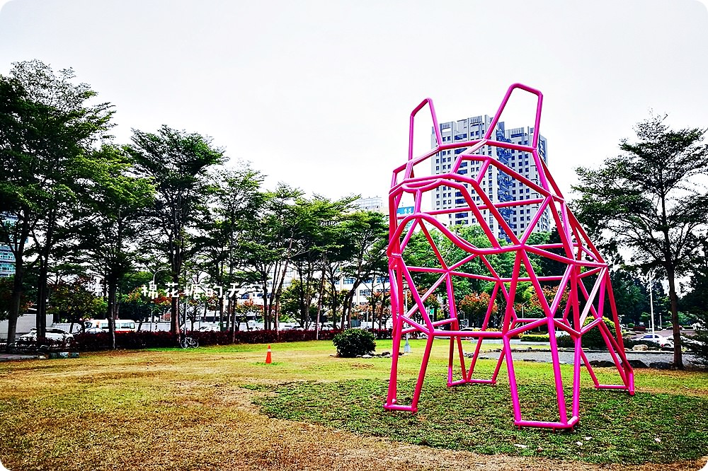 超可愛粉紅色法鬥現身綠園道,IG打卡又要又要瘋狂啦! 超可愛粉紅色法鬥現身綠園道,IG打卡又要又要瘋狂啦!