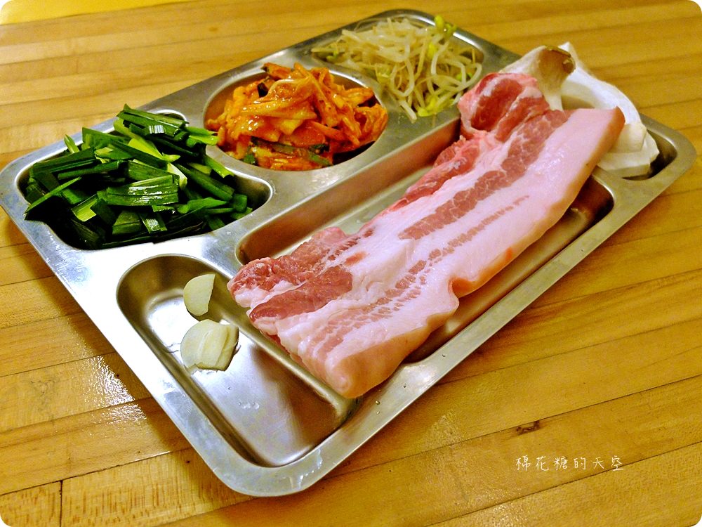 公益路底暗藏夢幻498BBQ貨櫃餐廳,道地韓式鍋物、石板烤肉好滿足! 公益路底暗藏夢幻498BBQ貨櫃餐廳,道地韓式鍋物、石板烤肉好滿足!