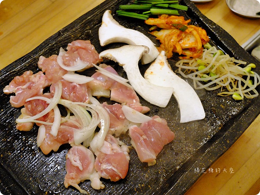 公益路底暗藏夢幻498BBQ貨櫃餐廳,道地韓式鍋物、石板烤肉好滿足! 公益路底暗藏夢幻498BBQ貨櫃餐廳,道地韓式鍋物、石板烤肉好滿足!