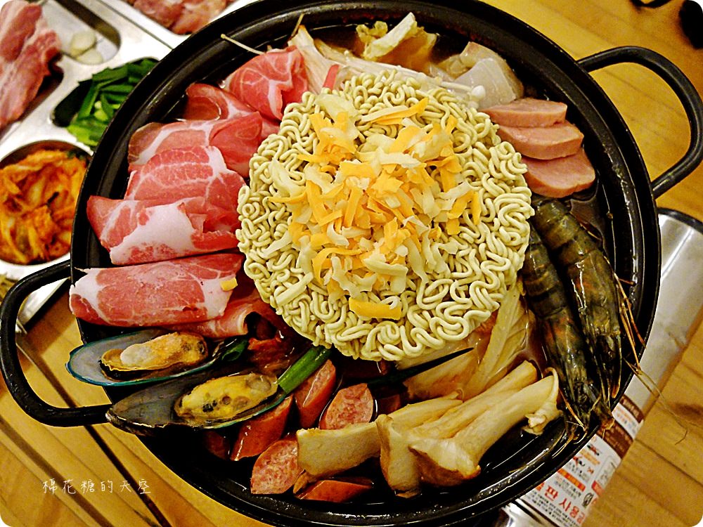 公益路底暗藏夢幻498BBQ貨櫃餐廳,道地韓式鍋物、石板烤肉好滿足! 公益路底暗藏夢幻498BBQ貨櫃餐廳,道地韓式鍋物、石板烤肉好滿足!