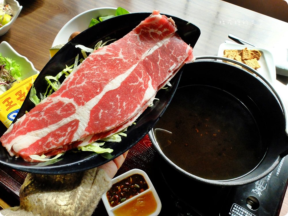歐式木屋、星光BBQ、可愛綿羊、滿山美景、自助早餐，綠光森林一泊二食包棟方案超優惠！
