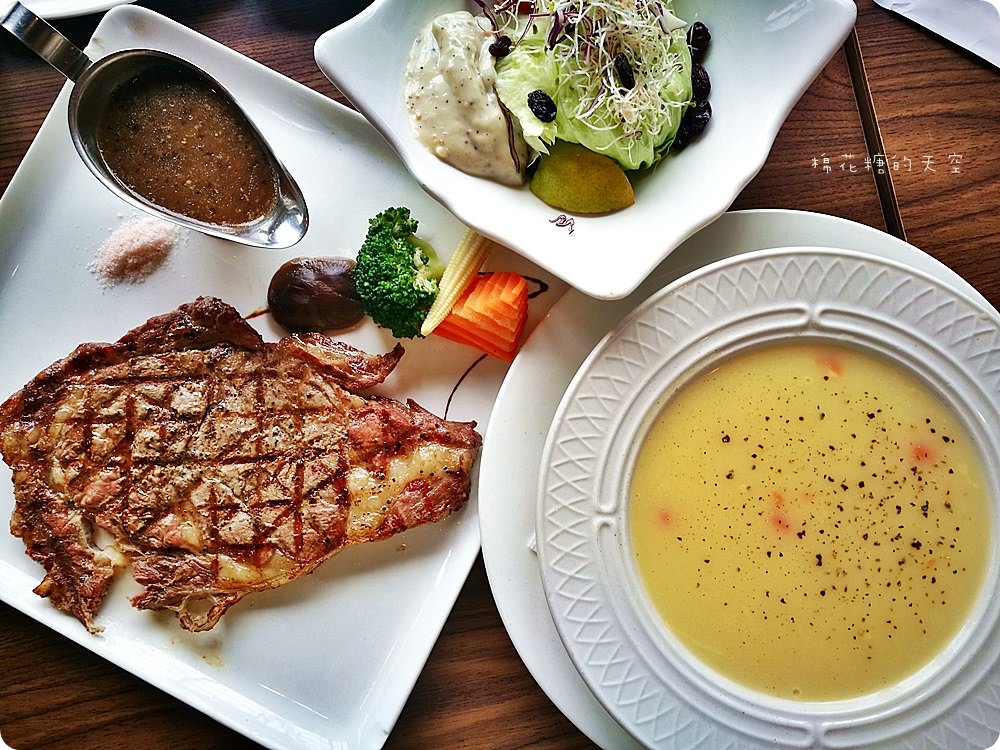 歐式木屋、星光BBQ、可愛綿羊、滿山美景、自助早餐，綠光森林一泊二食包棟方案超優惠！
