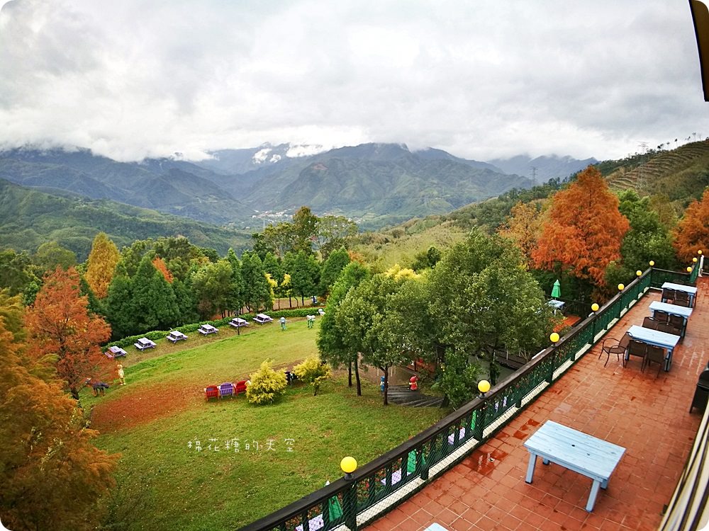 歐式木屋、星光BBQ、可愛綿羊、滿山美景、自助早餐，綠光森林一泊二食包棟方案超優惠！