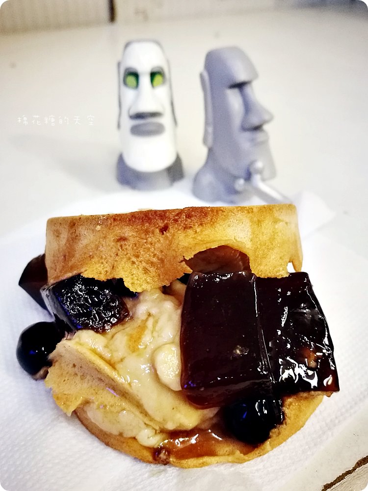 嘉義必吃火紅的紅豆餅-三分甜紅豆餅,季節限定脆皮草莓拿鐵好好味! 嘉義必吃火紅的紅豆餅-三分甜紅豆餅,季節限定脆皮草莓拿鐵好好味!