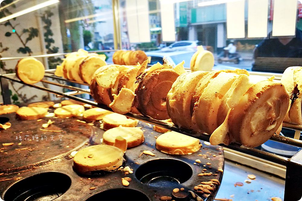 嘉義必吃火紅的紅豆餅-三分甜紅豆餅,季節限定脆皮草莓拿鐵好好味! 嘉義必吃火紅的紅豆餅-三分甜紅豆餅,季節限定脆皮草莓拿鐵好好味!