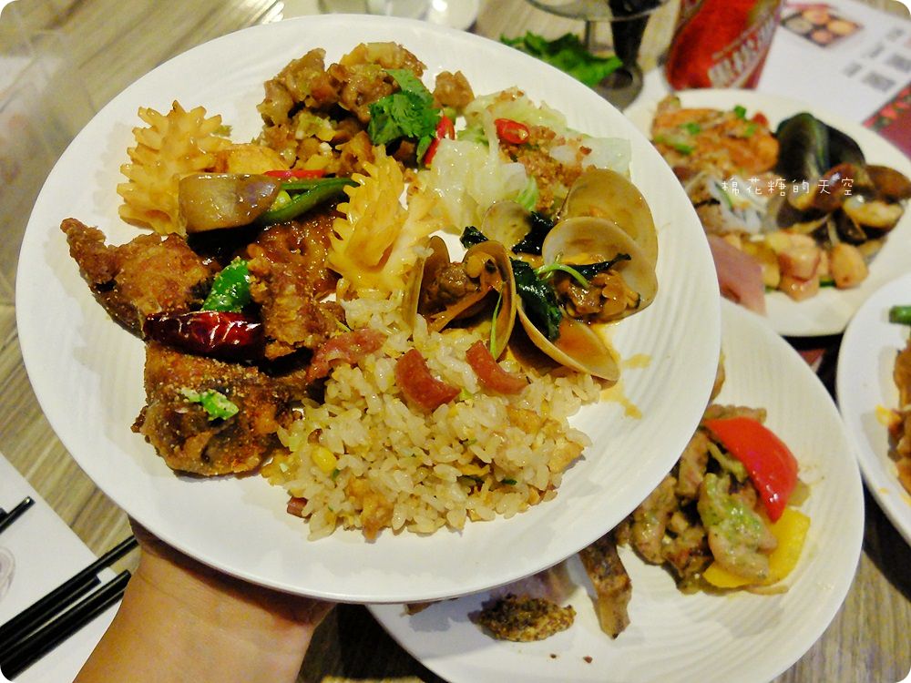 真膳美饌吃到飽中式、日式通通來還有窯烤披薩任你吃！甜點竟有馬卡龍、抹茶生巧克力！