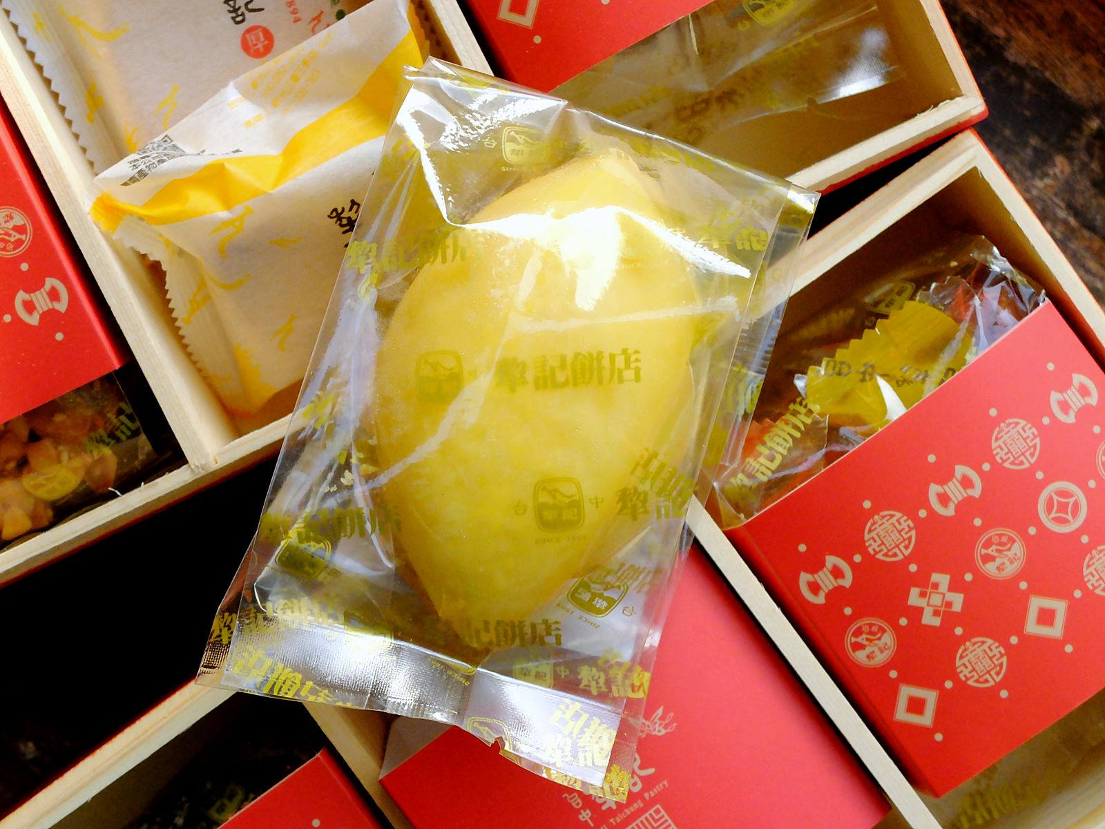 中西式喜餅喜餅推薦-台中犂記餅店融合傳統與新意，三層花轎囍盒超復古、超喜氣