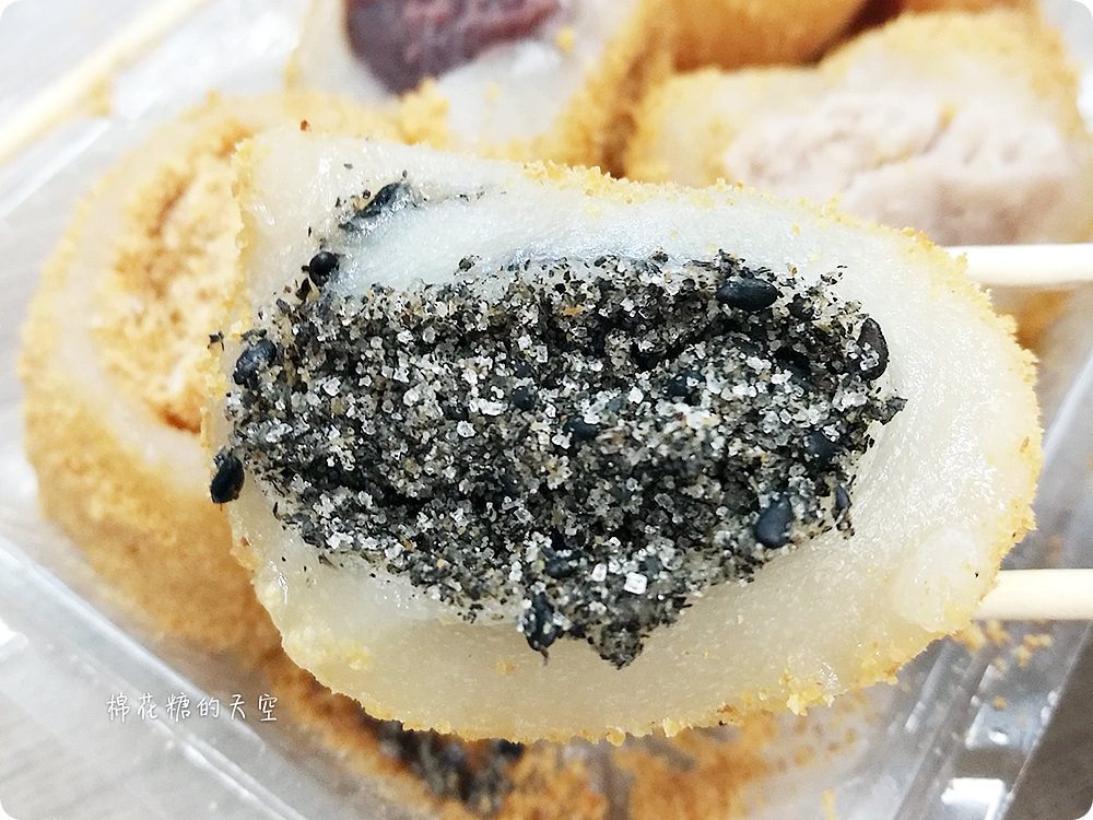 台北行天宮必吃美食-爆餡不老麻糬銅板價！椰香口味好驚艷