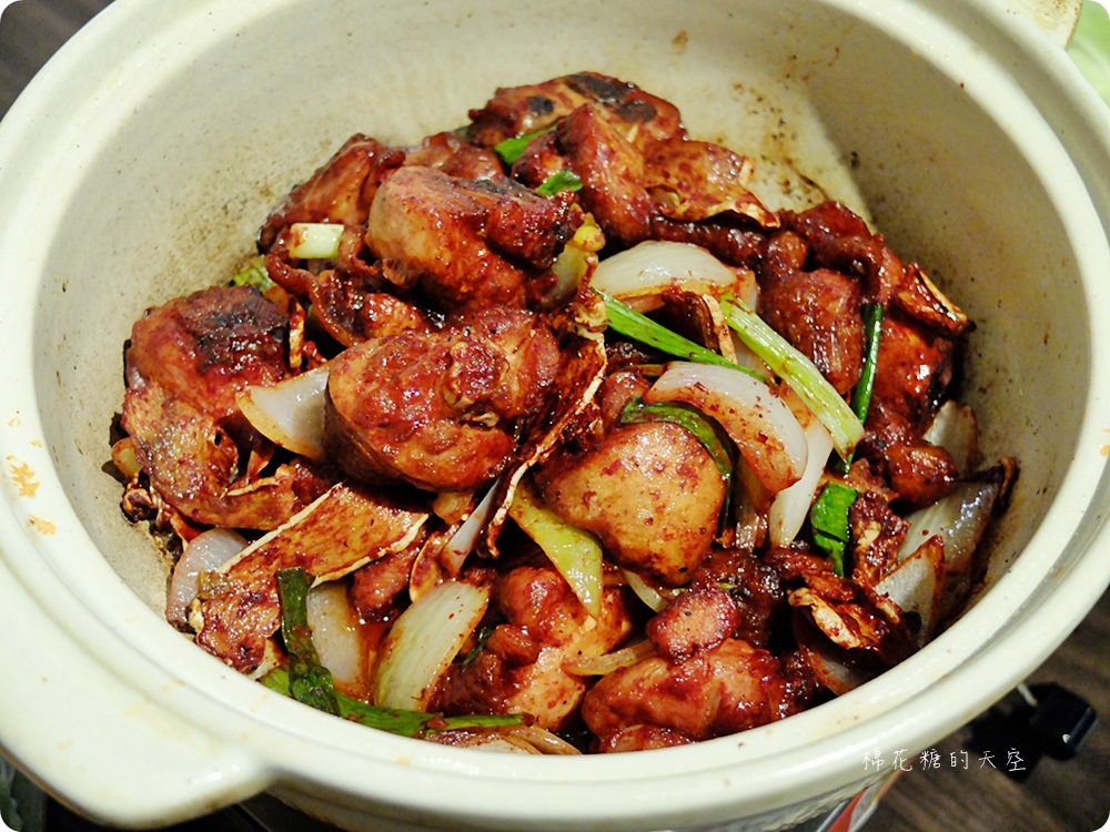 道地馬祖美食不用坐飛機，來台中三食六島大嗑馬祖漢堡，道地魚麵還能一盤多吃喔！