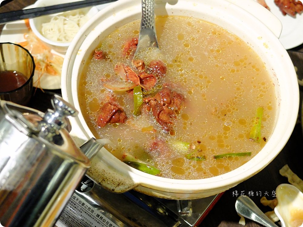 道地馬祖美食不用坐飛機，來台中三食六島大嗑馬祖漢堡，道地魚麵還能一盤多吃喔！