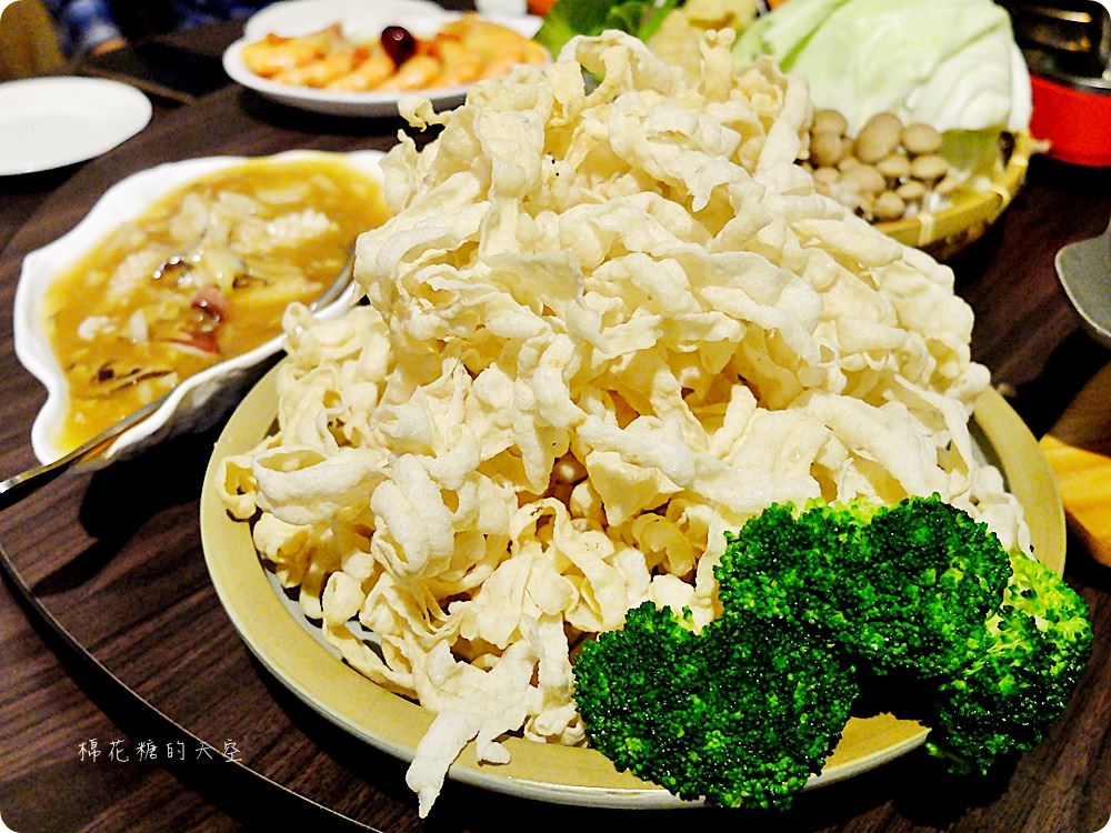 道地馬祖美食不用坐飛機，來台中三食六島大嗑馬祖漢堡，道地魚麵還能一盤多吃喔！