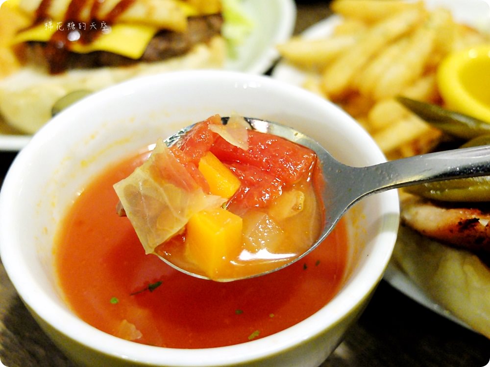 檜意生活村週邊R5小餐館客製美式漢堡超好吃!現烤可麗露吃了會上癮~ 檜意生活村週邊R5小餐館客製美式漢堡超好吃!現烤可麗露吃了會上癮~