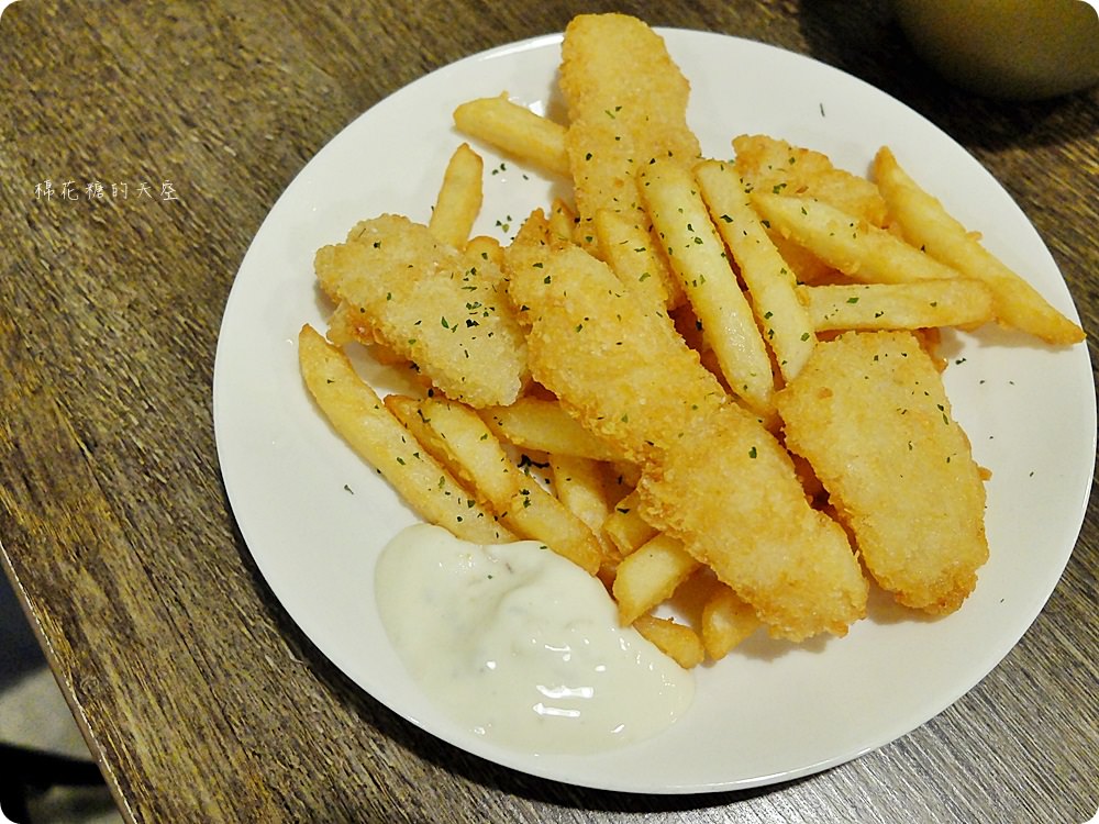 檜意生活村週邊R5小餐館客製美式漢堡超好吃！現烤可麗露吃了會上癮～