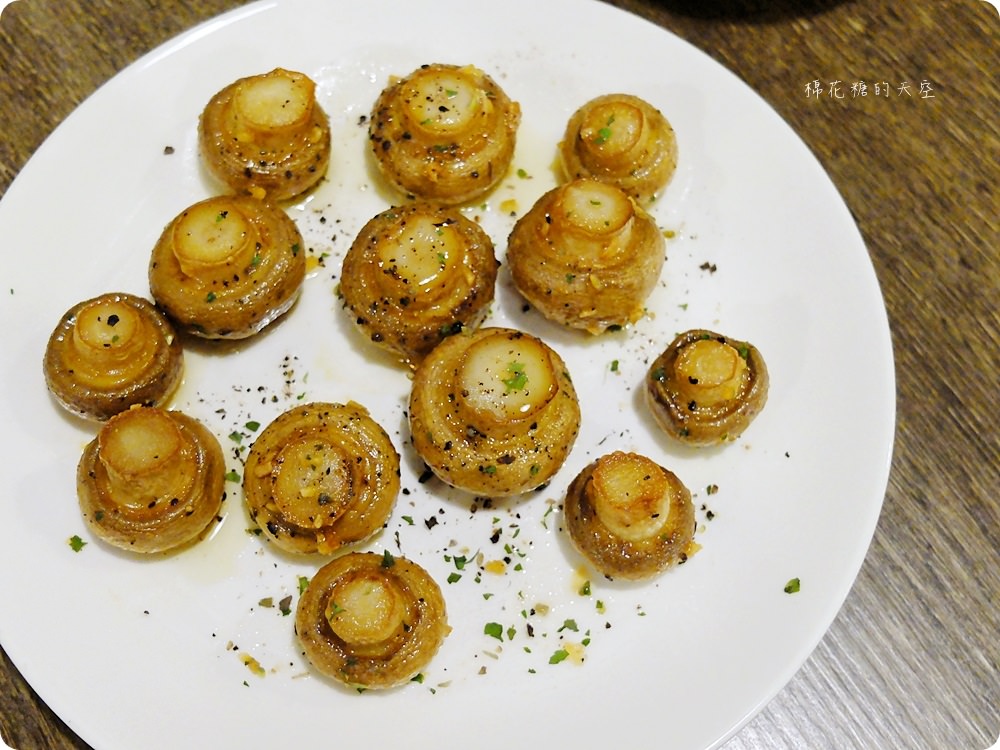 檜意生活村週邊R5小餐館客製美式漢堡超好吃！現烤可麗露吃了會上癮～