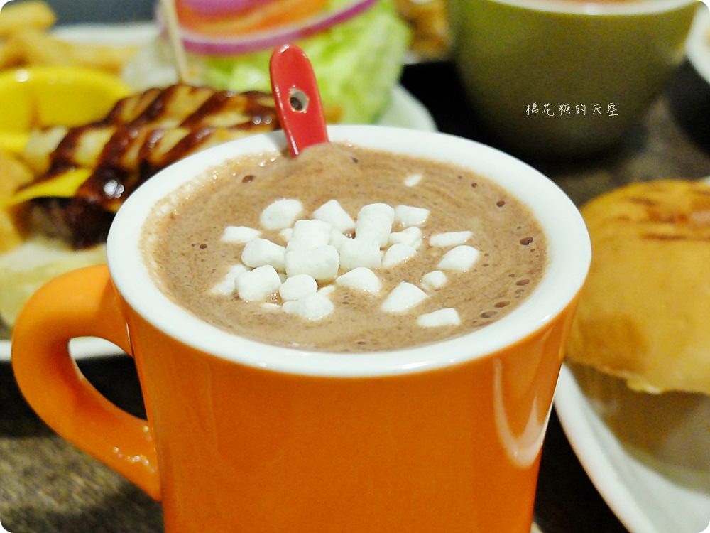 檜意生活村週邊R5小餐館客製美式漢堡超好吃！現烤可麗露吃了會上癮～