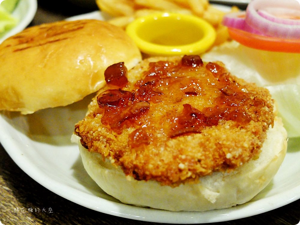 檜意生活村週邊R5小餐館客製美式漢堡超好吃!現烤可麗露吃了會上癮~ 檜意生活村週邊R5小餐館客製美式漢堡超好吃!現烤可麗露吃了會上癮~